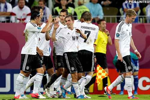 Bán kết Euro 2012: Tôn vinh bóng đá đẹp - 2