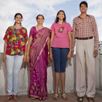 Phi thường - kỳ quặc - Gia đình 4 người cao gần 8 mét