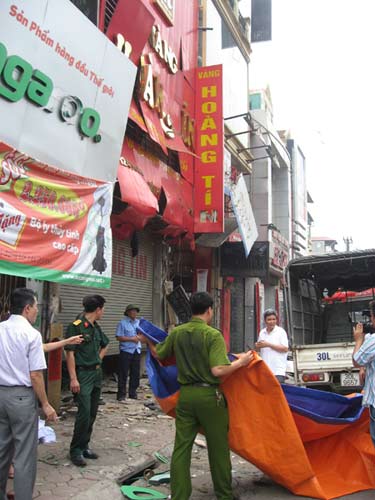 Nín thở tháo kíp nổ thứ 2 ở tiệm vàng - 3