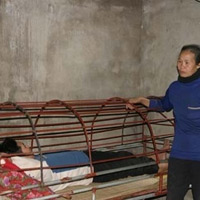 Tin tức trong ngày - Nuốt nước mắt, mẹ nhốt con vào lồng sắt