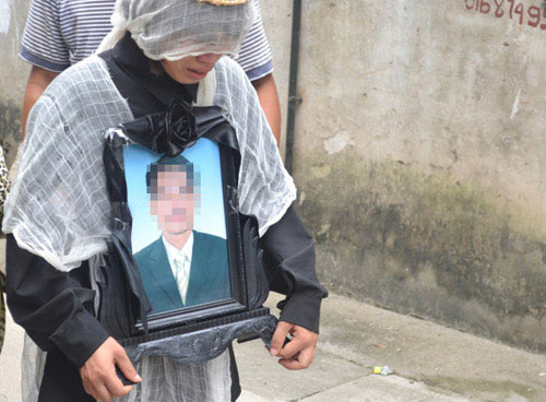 Thảm sát cha mẹ: Đám tang đầy nước mắt - 2