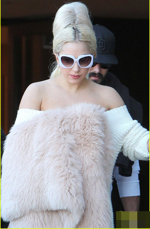 Vũ nữ nước Anh gây tò mò vì ngực lệch - 6