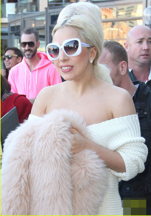 Vũ nữ nước Anh gây tò mò vì ngực lệch - 7