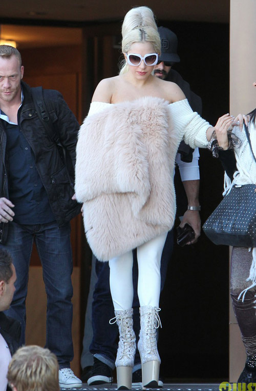 Vũ nữ nước Anh gây tò mò vì ngực lệch - 8