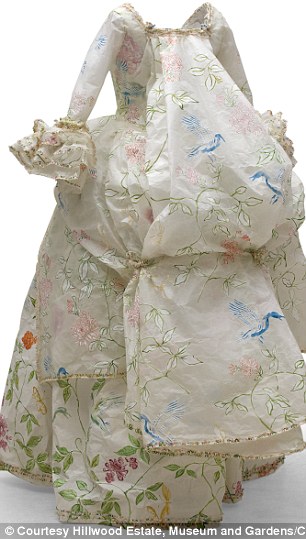 Vũ nữ nước Anh gây tò mò vì ngực lệch - 11