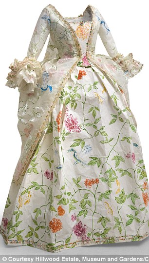 Vũ nữ nước Anh gây tò mò vì ngực lệch - 10