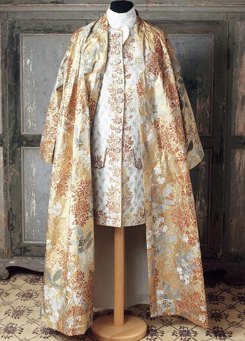 Vũ nữ nước Anh gây tò mò vì ngực lệch - 9