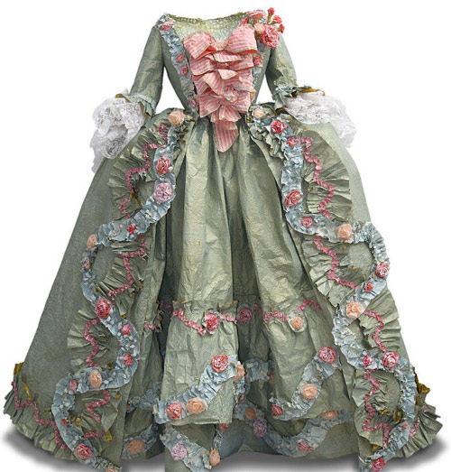 Vũ nữ nước Anh gây tò mò vì ngực lệch - 12