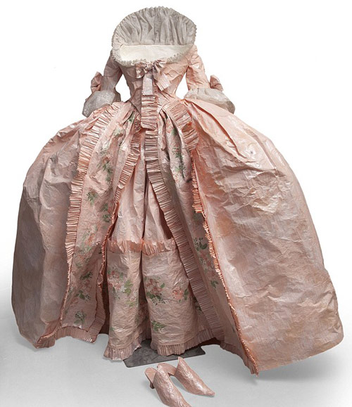 Vũ nữ nước Anh gây tò mò vì ngực lệch - 16