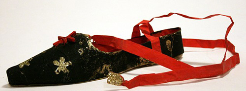 Vũ nữ nước Anh gây tò mò vì ngực lệch - 19