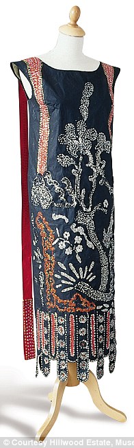 Vũ nữ nước Anh gây tò mò vì ngực lệch - 15