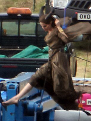 Angelina Jolie flies in new movie - 1