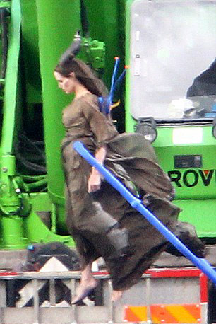 Angelina Jolie flies in new movie - 4