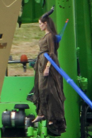 Angelina Jolie flies in new movie - 5