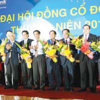 Kinh doanh - CEO ngân hàng trong vòng xoáy đi - ở