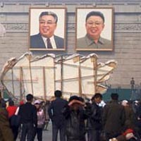 Tin tức trong ngày - Bảo vệ ảnh lãnh tụ, cô bé Triều Tiên hi sinh