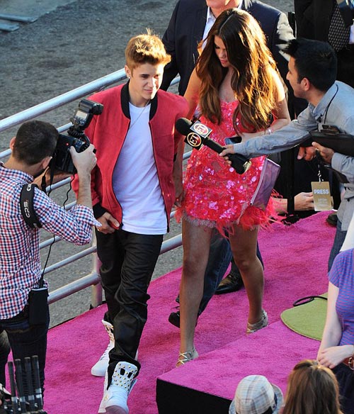 Justin Bieber ga lăng với bạn gái - 2