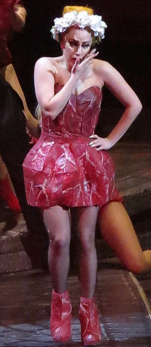 Lady Gaga gợi lại váy thịt bò sống - 1
