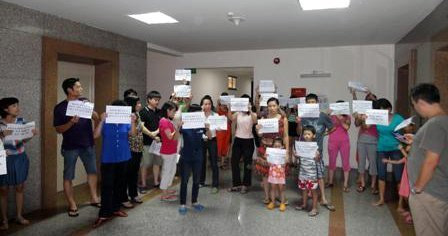 Côn đồ ùa vào chung cư hành hung dân - 2