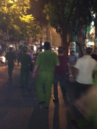 Côn đồ ùa vào chung cư hành hung dân - 3