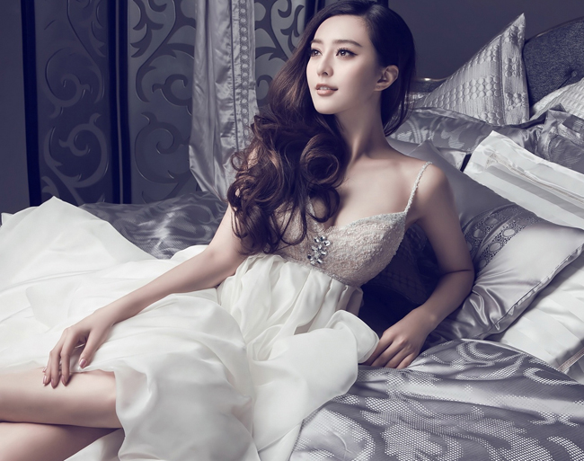 Thời gian này, cô cùng nữ diễn viên Lưu Tuyết Hoa  đóng chung trong phim truyền hình “Nữ Cường Nhân”. 