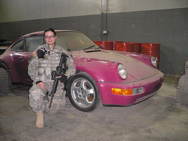 Binh sĩ nữ bên chiếc xe màu hồng