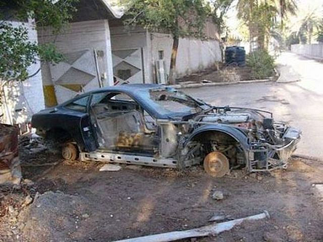Hàng loạt những chiếc siêu xe đắt tiền của Uday Hussein - con trai của cố Tổng thống Iraq, Saddam Hussein (bị bắn chết từ năm 2003) đến giờ mới được phát hiện.
Mới đây, một nhóm binh sĩ Iraq và Hoa Kỳ đã phát hiện và công bố một loạt những chiếc xe ô tô kỳ lạ của Uday Hussein bao gồm: chiếc Testarossa màu hồng, hai chiếc Porsche 911, Ferrari F40 hàng hiếm, Nissan 370Z Nismo, BMW Z1, Lamborghini LM002 SUV …