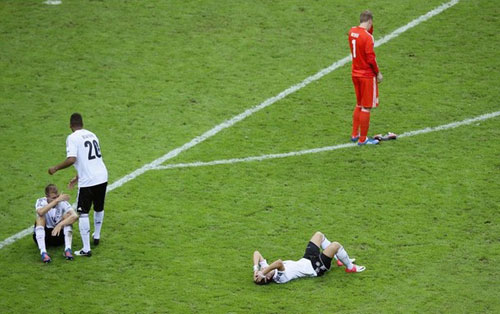 Người hùng Balotelli tràn ngập mặt báo Italia - 2