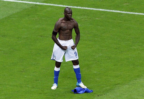 Balotelli: "Cậu bé hư" đã là người hùng - 2