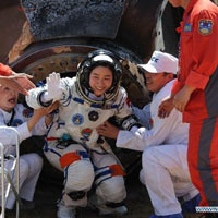 Tin tức trong ngày - Cận cảnh tàu Thần Châu-9 trở về Trái Đất