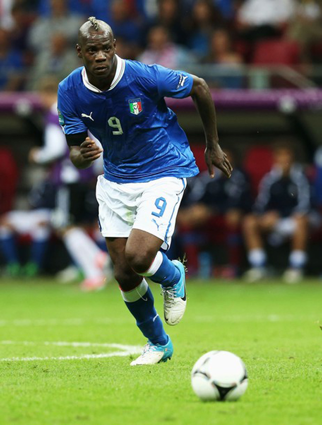 Chân sút Balotelli bên phía Italia cũng nổi bật với kiểu tóc từng tạo ra thương hiệu cho Djibril Cisse.