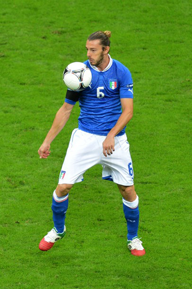 Hậu vệ Federico Balzaretti của Italia cũng nổi bật với mái tóc buộc sau.
