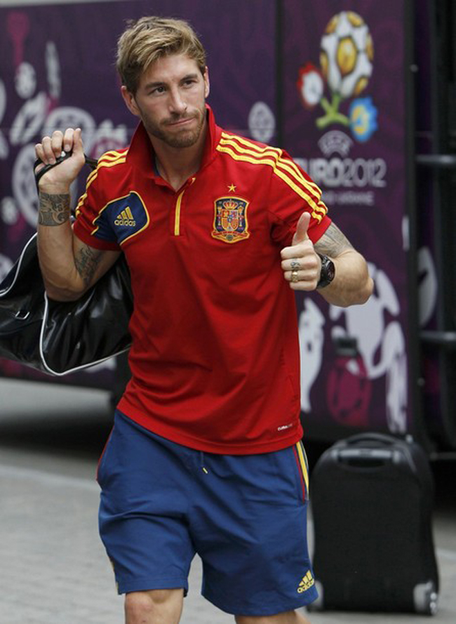 Trong khi đó hậu vệ Ramos của Tây Ban Nha bất ngờ thân thiện với kiểu tóc tương tự đồng đội Pique.