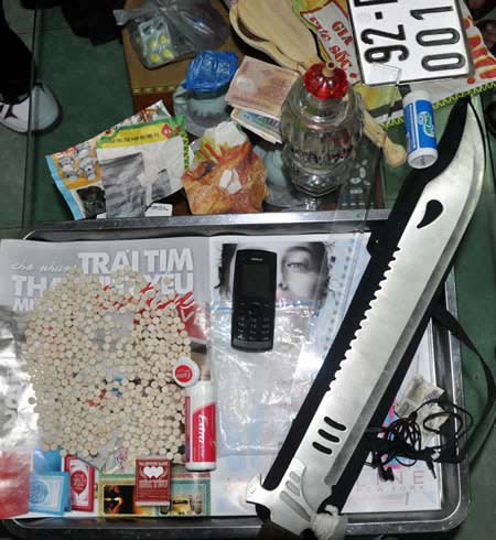 “Nữ quái” và lô “hàng” đa chủng loại - 3