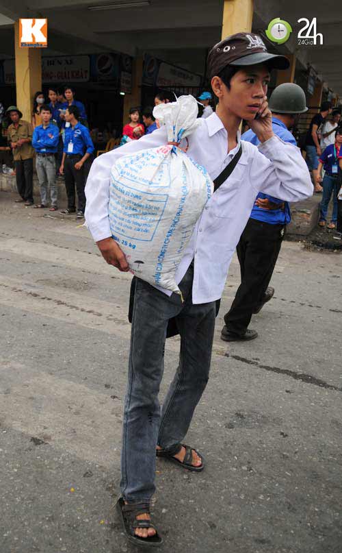 Sĩ tử ùn ùn lên Hà Nội dự thi đại học - 4