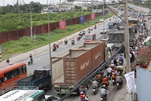 Quốc lộ 1A kẹt xe nghiêm trọng vì sửa cầu - 2