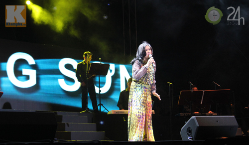 Kỷ lục 30.000 người hát Nối vòng tay lớn - 1