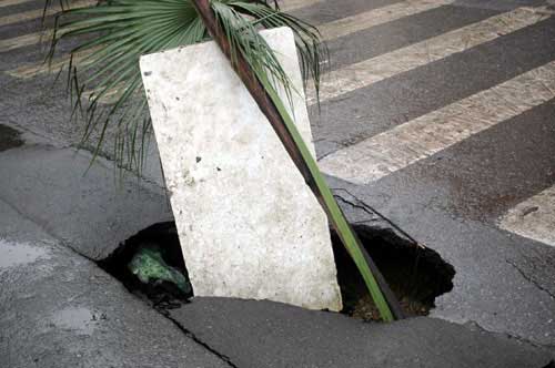 Xuất hiện "hố tử thần" trước cổng ĐH GTVT - 2