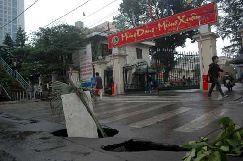 Xuất hiện "hố tử thần" trước cổng ĐH GTVT - 3