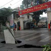 Tin tức trong ngày - Xuất hiện "hố tử thần" trước cổng ĐH GTVT