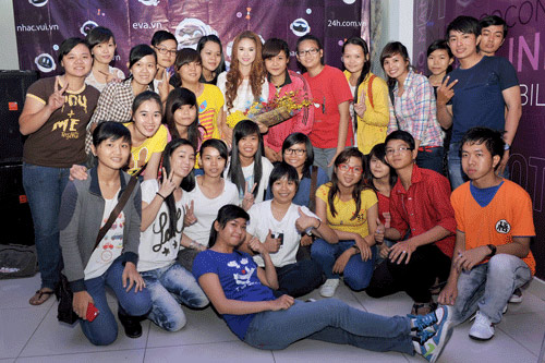 Khởi My rơi lệ vì fan - 14
