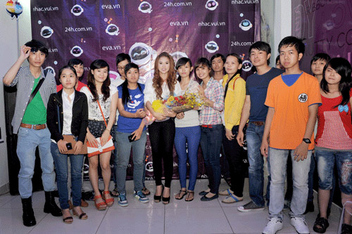 Khởi My rơi lệ vì fan - 13