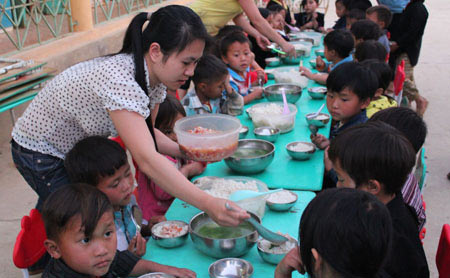 “Gia đình nhỏ, tình yêu lớn” cho trẻ vùng cao - 9