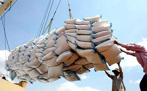 Áp lực giảm giá gạo ngày càng lớn - 1