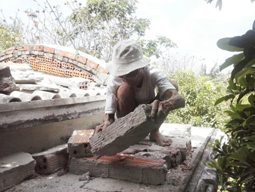 Cụ ông 81 tuổi xây mộ cha trên… nóc nhà - 2