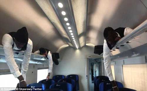 Balotelli “diễn xiếc” trên tàu hỏa - 1