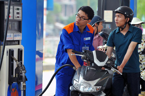 Tăng, giảm giá xăng: Phải bí mật - 1