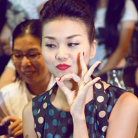 Người mẫu - Hoa hậu - Thanh Hằng nhí nhảnh cùng fans