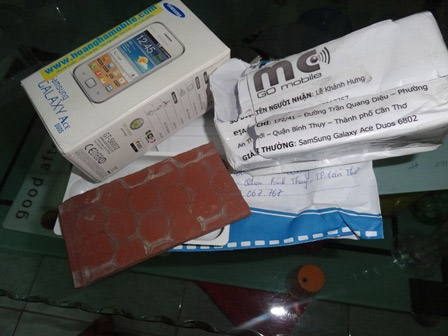 Lạ kỳ trúng thưởng điện thoại, nhận… cục gạch - 1
