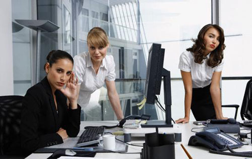 Công sở hú hí xem "phim mặn" - 1